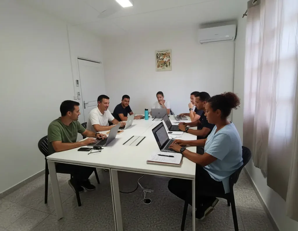 Groupe de personnes travaillant ensemble dans une salle de coworking équipée à Saint-André, La Réunion