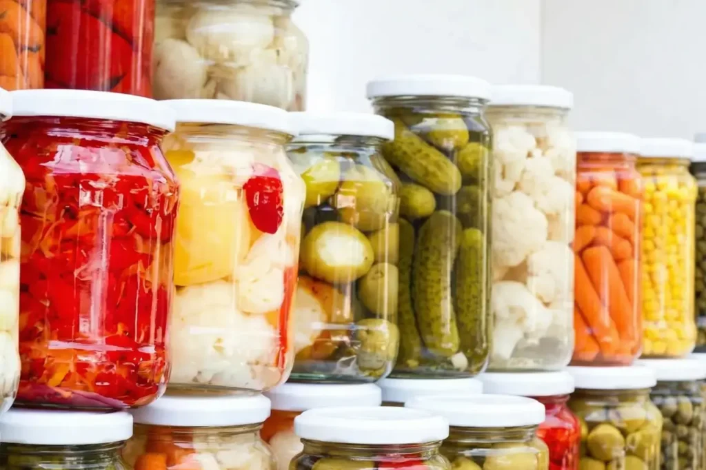 Image pastille pour la formation Conduire un projet d’atelier de transformation alimentaire : plusieurs pots de produits alimentaires transformés, illustration de la valorisation des produits agricoles