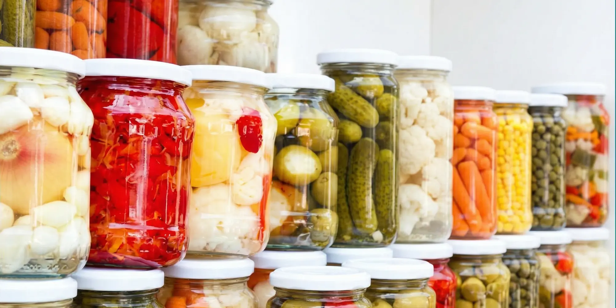 Image pour la formation Conduire un projet d’atelier de transformation alimentaire : plusieurs pots de produits alimentaires transformés, illustration de la valorisation des produits agricoles