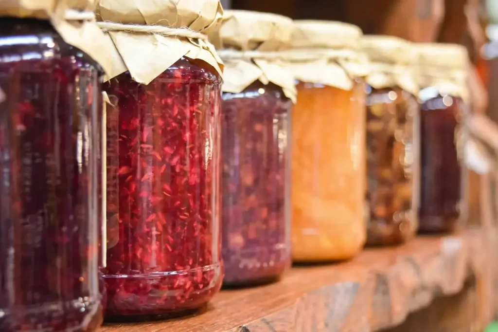 Image pastille pour la formation sur l’étiquetage INCO à La Réunion : plusieurs pots de confiture sans étiquette pour maîtriser les obligations réglementaires