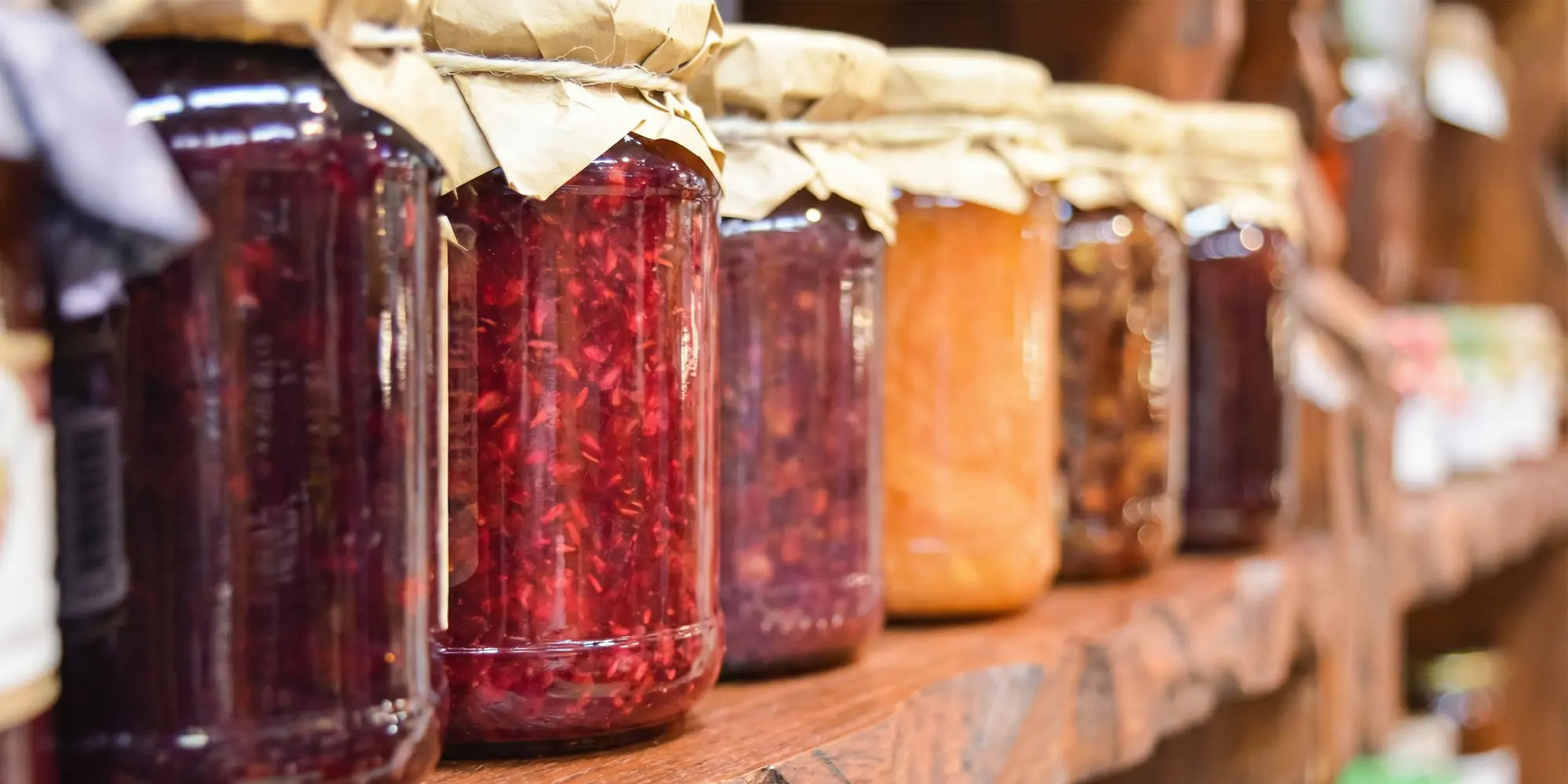 Image pour la formation sur l’étiquetage INCO à La Réunion : plusieurs pots de confiture sans étiquette pour maîtriser les obligations réglementaires