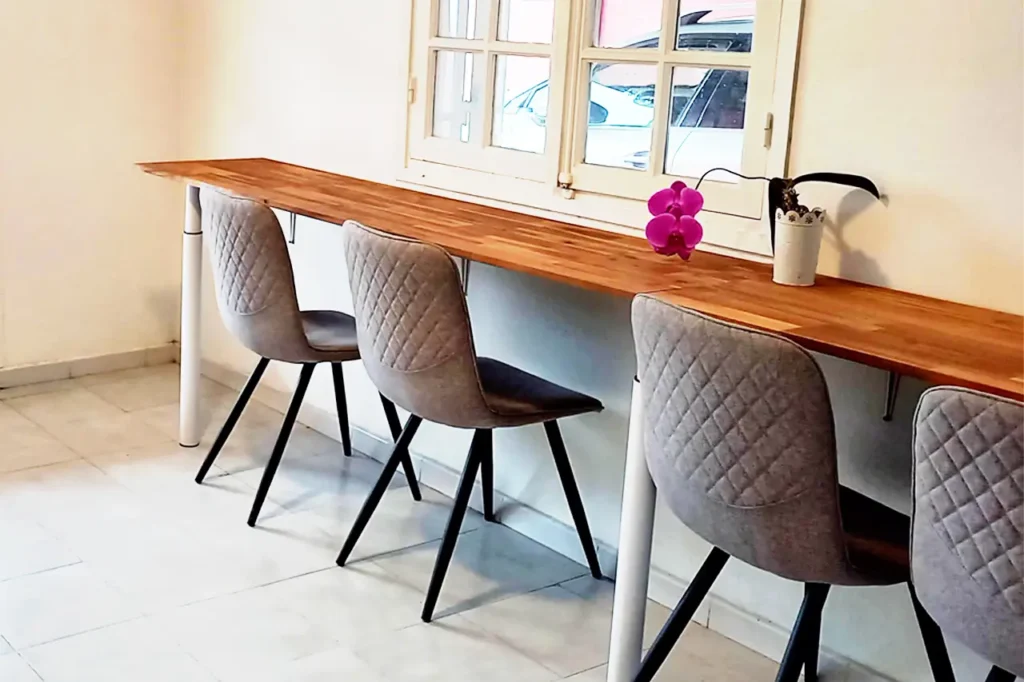 Salle Koméla pour coworking à La Réunion, pour individuels jusqu’à 8 personnes