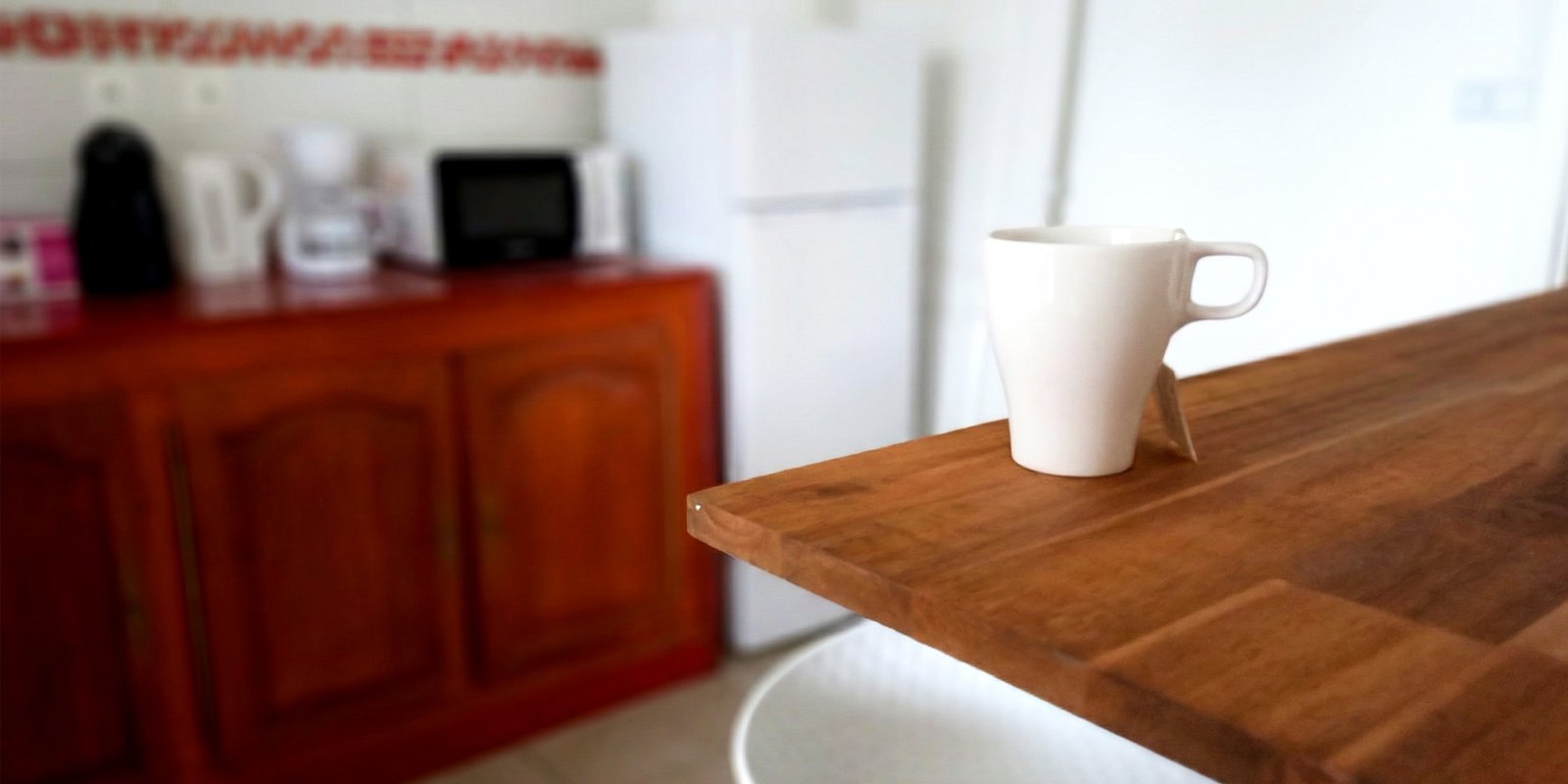 Cuisine de l’espace de coworking à Saint-André, La Réunion, avec une tasse de boisson chaude