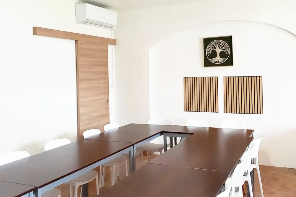 Salle Gadyamb pour coworking et formations à La Réunion, pour groupes jusqu’à 15 personnes