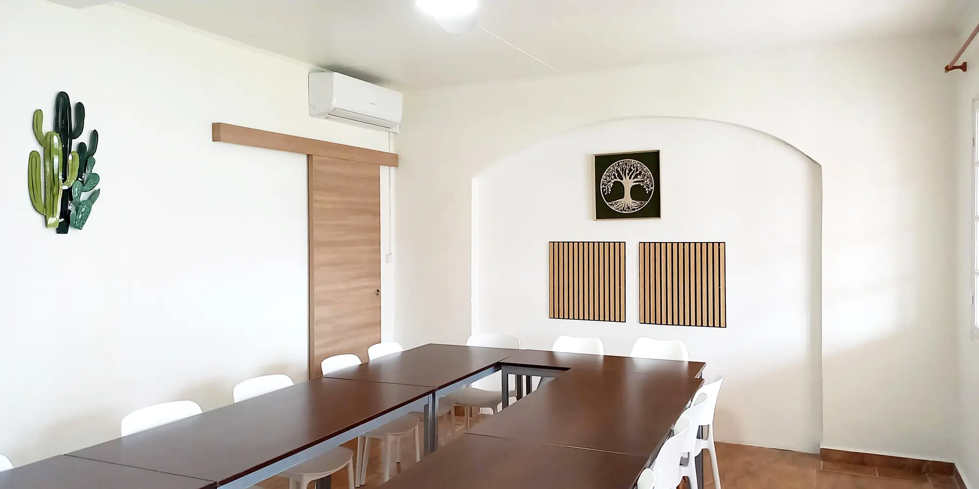 Salle Gadyamb pour coworking et formations à La Réunion, pour groupes jusqu’à 15 personnes